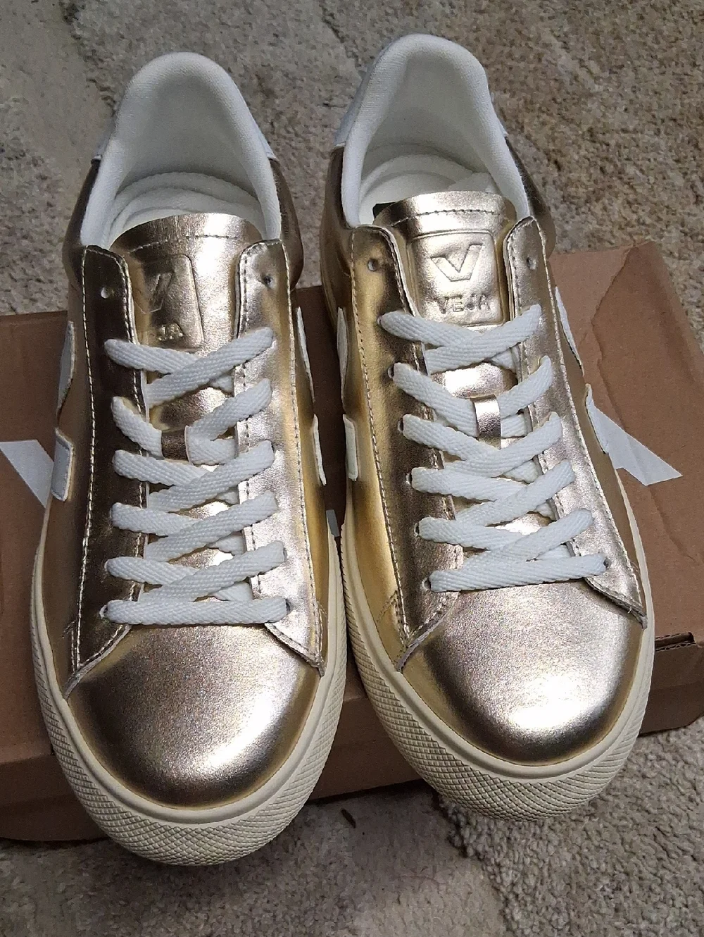 NWT Veja CAMPO LEATHER PLATINE PIERRE White & Gold Shoes - Picture 2 of 8